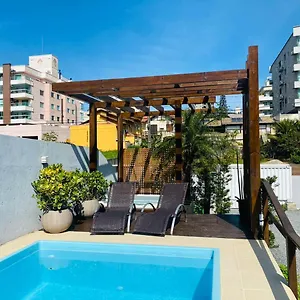 Casa de Férias Residencial Com Piscina Possui Jacuzzi Aquecida Com Hidromassagem, Bombinhas